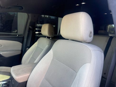 Used 2022 Chevrolet Traverse LS FWD image 3
