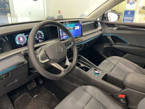 Certified 2025 Volkswagen Tiguan SE AWD/4WD image 13