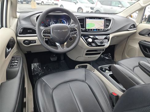 Certified 2024 Chrysler Pacifica Limited FWD image 20