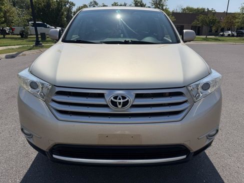 Used 2012 Toyota Highlander Limited w/ Tow Pkg FWD image 2