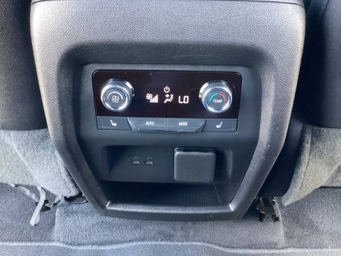 Used 2025 Chevrolet Traverse RS FWD image 32