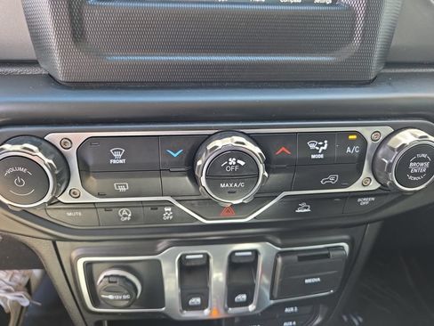Used 2023 Jeep Wrangler Sport AWD/4WD image 15