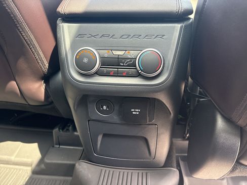 Certified 2025 Ford Explorer Platinum RWD image 28