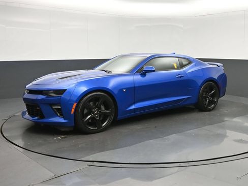 Used 2018 Chevrolet Camaro SS RWD image 3