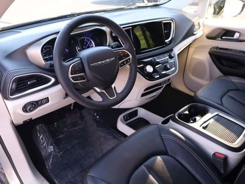 Used 2024 Chrysler Pacifica Select image 10