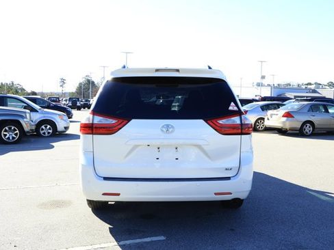 Used 2017 Toyota Sienna XLE image 7