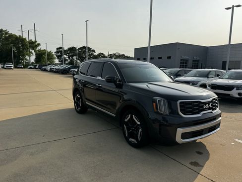 Certified 2025 Kia Telluride S FWD image 12