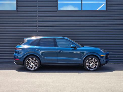 Used 2025 Porsche Cayenne w/ Premium Package AWD/4WD image 8