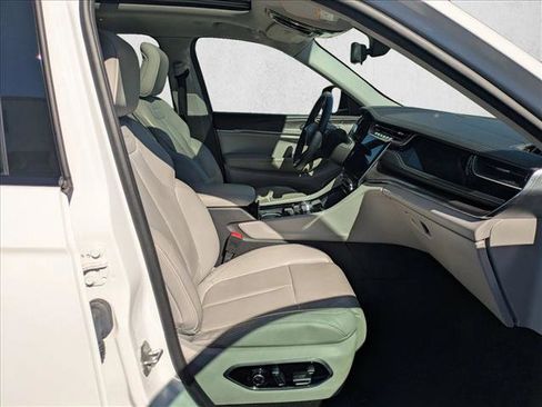 Used 2023 Jeep Grand Cherokee Overland w/ Adv Protech Group III image 22