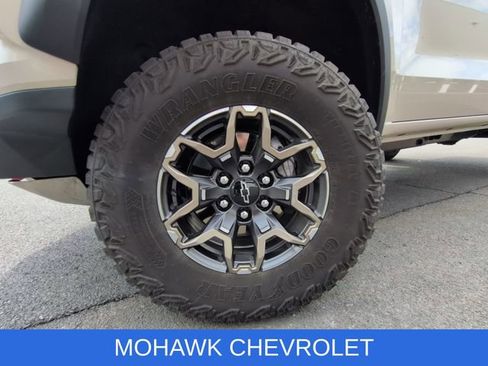 Used 2026 Chevrolet Colorado ZR2 w/ Technology Package AWD/4WD image 34