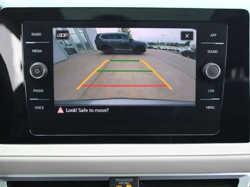 Certified 2025 Volkswagen Taos SE AWD/4WD image 16