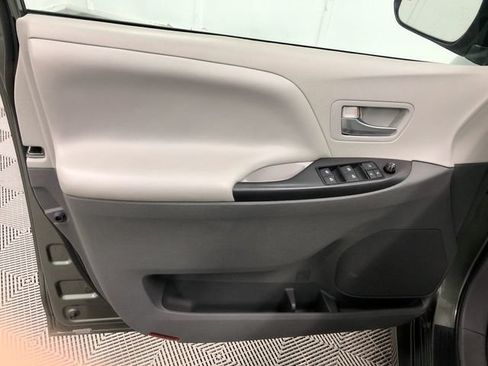 Used 2018 Toyota Sienna LE AWD/4WD image 12