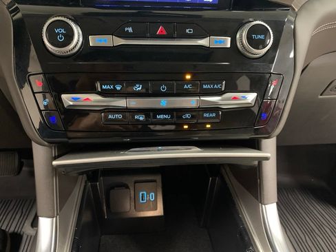 Used 2023 Ford Explorer Platinum w/ Premium Technology Package AWD/4WD image 23