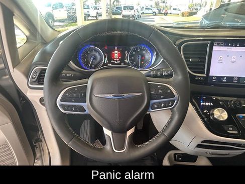 Used 2024 Chrysler Pacifica Touring-L image 15