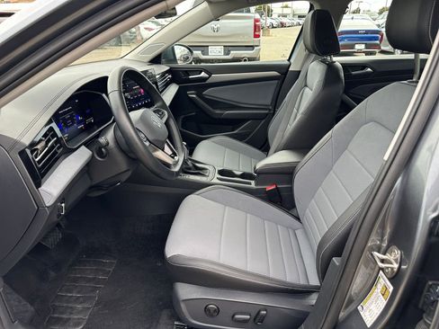 Used 2025 Volkswagen Jetta SE image 27