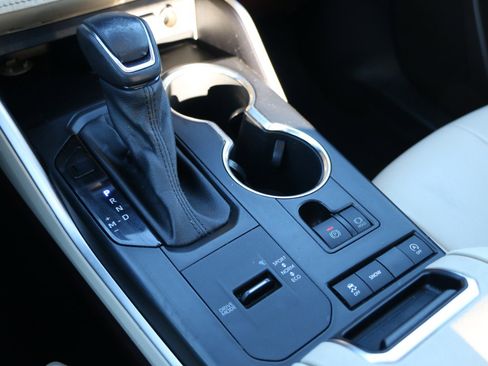 Used 2021 Toyota Highlander XLE image 23