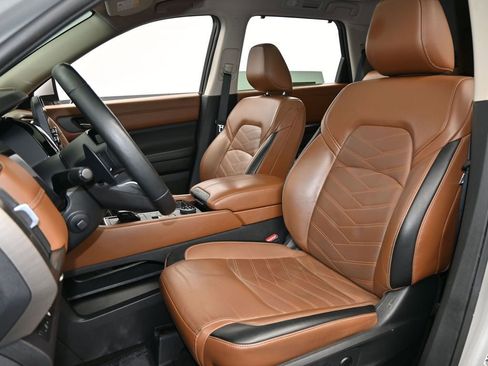 Used 2023 Nissan Pathfinder Platinum image 10