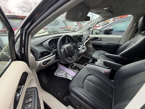 Used 2024 Chrysler Pacifica Touring-L image 5