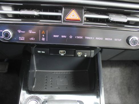 Certified 2024 Kia Niro EX image 43