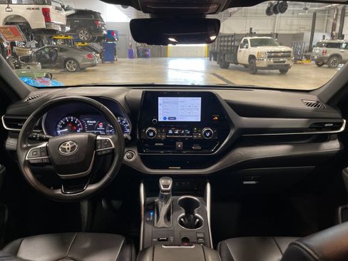 Used 2023 Toyota Highlander XSE FWD image 15