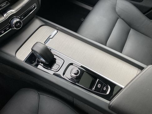 Used 2025 Volvo XC60 B5 Plus image 32