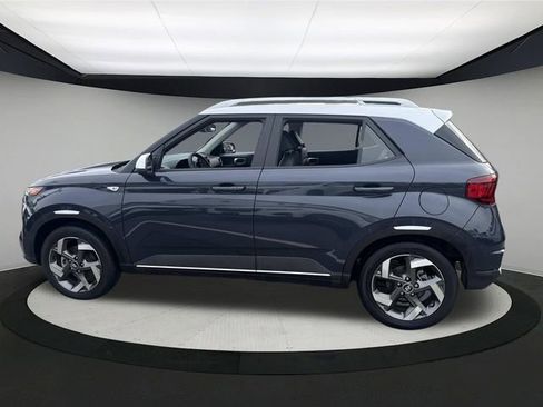 Used 2023 Hyundai Venue Limited image 9