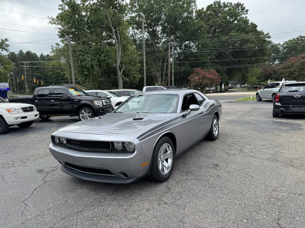 Used 2013 Dodge Challenger SXT RWD image 2