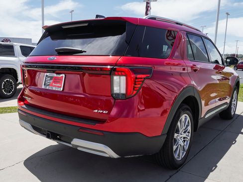 Used 2025 Ford Explorer Platinum AWD/4WD image 8