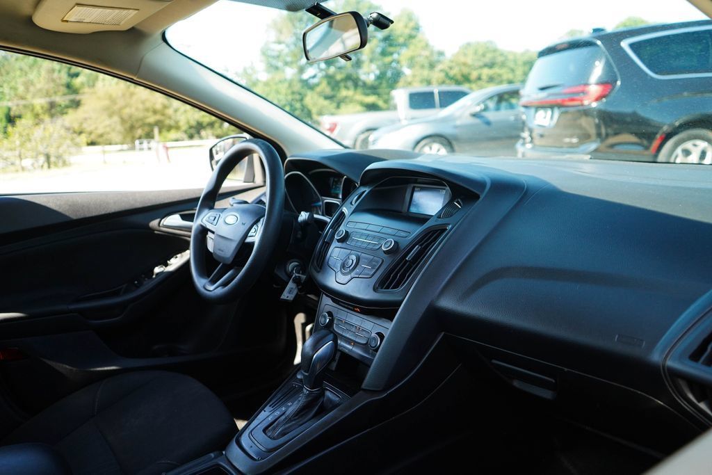 Used 2018 Ford Focus SE FWD image 14