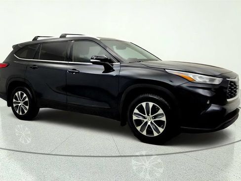 Used 2020 Toyota Highlander XLE AWD/4WD image 3
