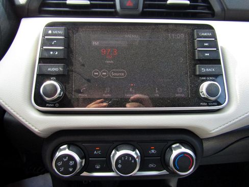 Used 2021 Nissan Versa SV image 10