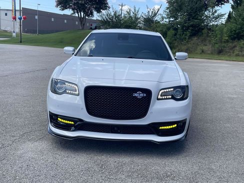Used 2023 Chrysler 300 C RWD image 8