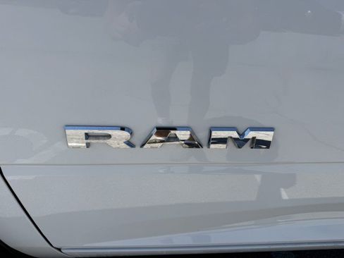 Used 2022 RAM 2500 Tradesman w/ Chrome Appearance Group AWD/4WD image 17