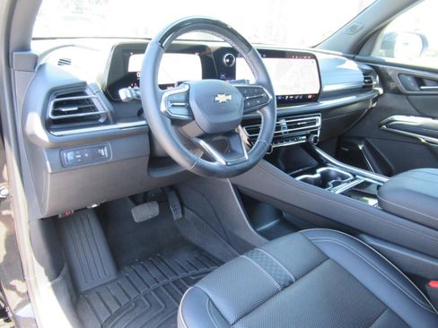 Used 2025 Chevrolet Traverse High Country FWD image 17