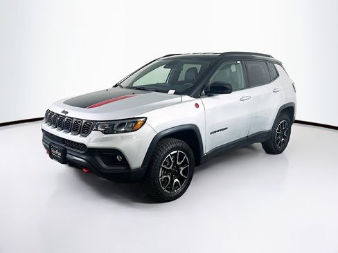 Used 2025 Jeep Compass Trailhawk image 3