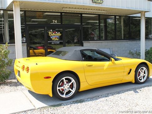 Used 2004 Chevrolet Corvette Convertible w/ Preferred Equipment Group RWD image 21