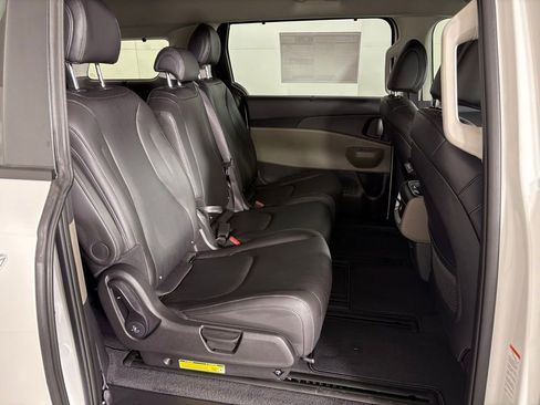 New 2026 Kia Carnival EX image 43