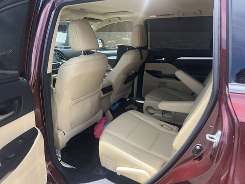 Used 2018 Toyota Highlander XLE w/ Protection Package #3 AWD/4WD image 4