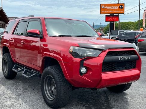 Used 2020 Toyota 4Runner SR5 AWD/4WD image 2