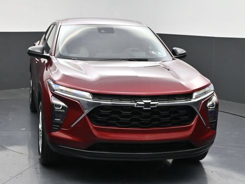 Used 2024 Chevrolet Trax LS FWD image 2
