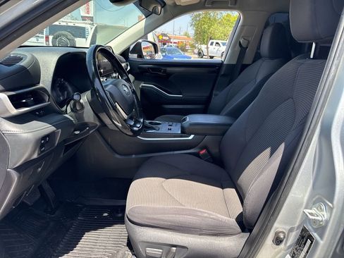 Used 2023 Toyota Highlander LE FWD image 8
