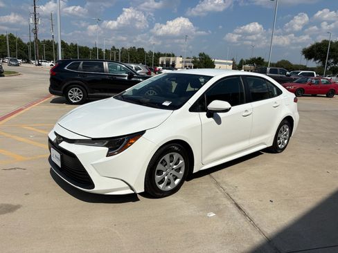 Used 2023 Toyota Corolla LE w/ Carpet Mat Package (TMS) FWD image 4