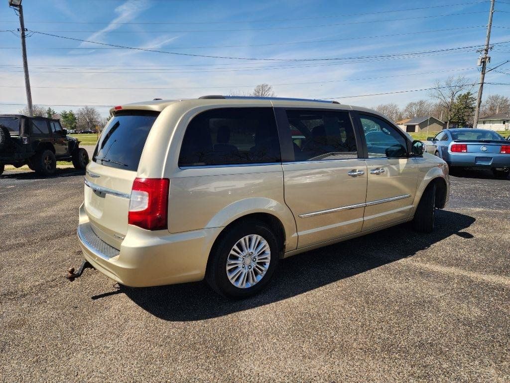 Used 2012 Chrysler Town & Country Limited w/ Luxury Group FWD image 4
