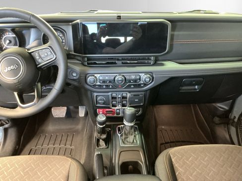 Used 2025 Jeep Gladiator Mojave w/ Convenience Group AWD/4WD image 11