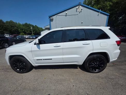 Used 2017 Jeep Grand Cherokee Altitude AWD/4WD image 7