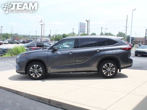 Used 2022 Toyota Highlander XLE AWD/4WD image 7