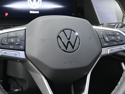 Used 2024 Volkswagen Atlas Cross Sport SE image 17