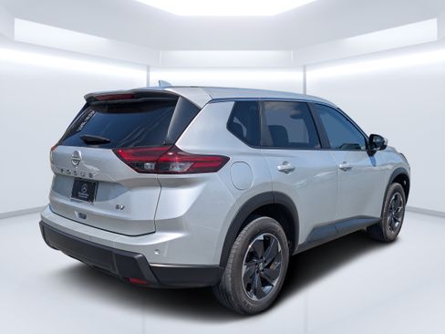 Used 2024 Nissan Rogue SV FWD image 3