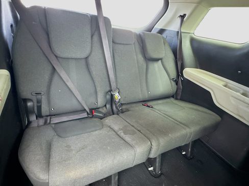 Used 2022 Kia Carnival LX FWD image 19