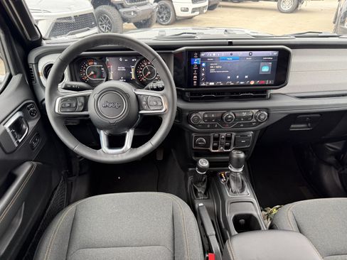 Used 2025 Jeep Wrangler Unlimited Sahara AWD/4WD image 15